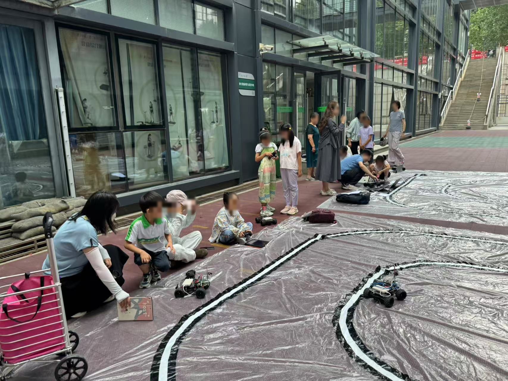 北师大现场教学：智能小车赛道调试（人脸已脱敏）